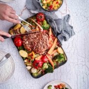 So mag ich das: Alle Zutaten auf einem Blech, ab in den Backofen und dann mitten auf den Tisch stellen, wo dann alle zugreifen können. Hauptakteur inmitten von farbenfrohem Gemüse und Kartoffeln, ist ein saftiges Hähnchen mit einer knusprigen Honig-Nusskruste. Das i-Tüpfelchen ist die Mangosalsa, die ein wenig Summerfeeling verbreitet. So einfach zubereitet und lecker kann tolles Essen sein. Es kommt eben auf die richtigen Zutaten an.