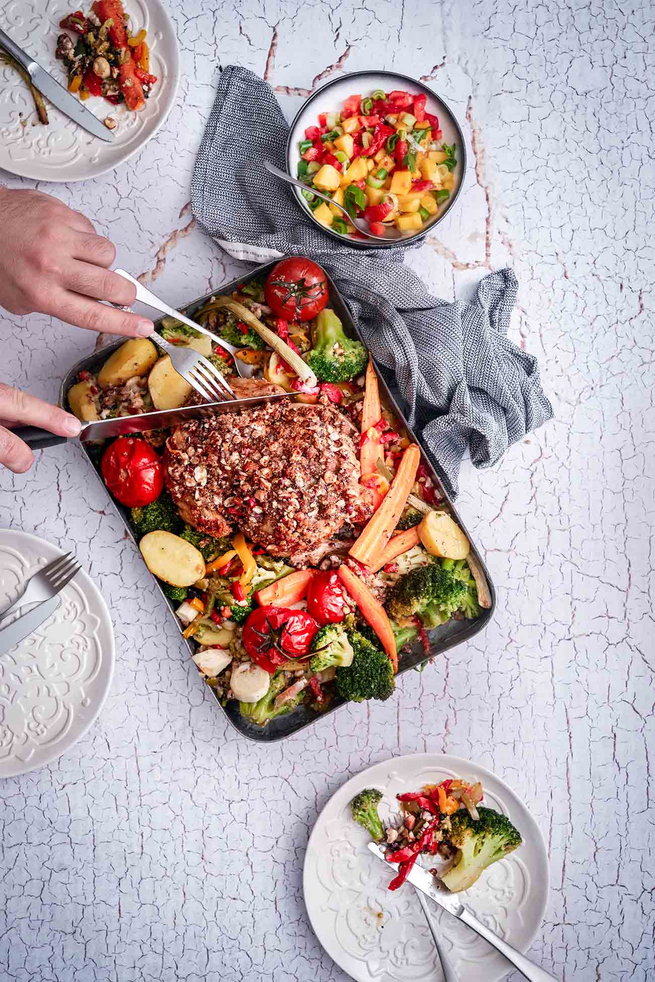 So mag ich das: Alle Zutaten auf einem Blech, ab in den Backofen und dann mitten auf den Tisch stellen, wo dann alle zugreifen können. Hauptakteur inmitten von farbenfrohem Gemüse und Kartoffeln, ist ein saftiges Hähnchen mit einer knusprigen Honig-Nusskruste. Das i-Tüpfelchen ist die Mangosalsa, die ein wenig Summerfeeling verbreitet.  So einfach zubereitet und lecker kann tolles Essen sein. Es kommt eben auf die richtigen Zutaten an. 