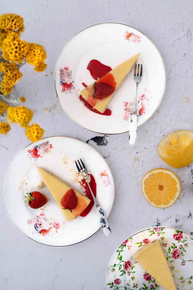 Und noch ein Kuchen, der ganz ohne Backofen auskommt. Extra cremiger Zitronenkuchen mit einem Boden aus weißer Schokolade und gerösteten Mandeln. Frischer Zitronensaft und Sahne ergeben eine wirklich einfache, aber köstliche cremige, süße und frische Füllung.