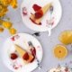 Und noch ein Kuchen, der ganz ohne Backofen auskommt. Extra cremiger Zitronenkuchen mit einem Boden aus weißer Schokolade und gerösteten Mandeln. Frischer Zitronensaft und Sahne ergeben eine wirklich einfache, aber köstliche cremige, süße und frische Füllung.