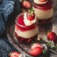 Götterspeise mit Orangen-Vanillepudding und Erdbeeren Jelly with orange custard and strawberries Jetzt wird es fruchtig im Glas: Himbeer, Erdbeer und Orange! Den Wunsch „ich möchte mal wieder Götterspeise essen“ habe ich erfüllt. Ich finde Götterspeise ehrlich gesagt ja ziemlich langweilig, aber in dieser Kombination finde ich sie richtig klasse. 4 Portionen 1 Beutel Himbeer Instant Götterspeisenpulver für 500 ml Wasser 1 Pck. Vanille-Puddingpulver zum Kochen 500 ml Orangensaft 100 g Zucker 300 ml Schlagsahne 250 g Erdbeeren, gewürfelt Puddingpulver mit dem Zucker und 6 EL Orangensaft verrühren Restlichen Saft aufkochen, angerührtes Puddingpulver zugeben und aufkochen lassen Eine Minute köcheln lassen, auskühlen lassen, dabei ab und zu umrühren 500 ml kochendes Wasser mit dem Instant Götterspeisenpulver verrühren und ca. die Hälfte der Flüssigkeit auf 4 Gläser aufteilen Erdbeerwürfel zugeben und kalt stellen 2/3 der Orangen-Vanillepudding auf die Gläser verteilen, danach die restliche Götterspeise darüber gießen, gefolgt von dem restlichen Pudding Alles im Kühlschrank fest werden lassen