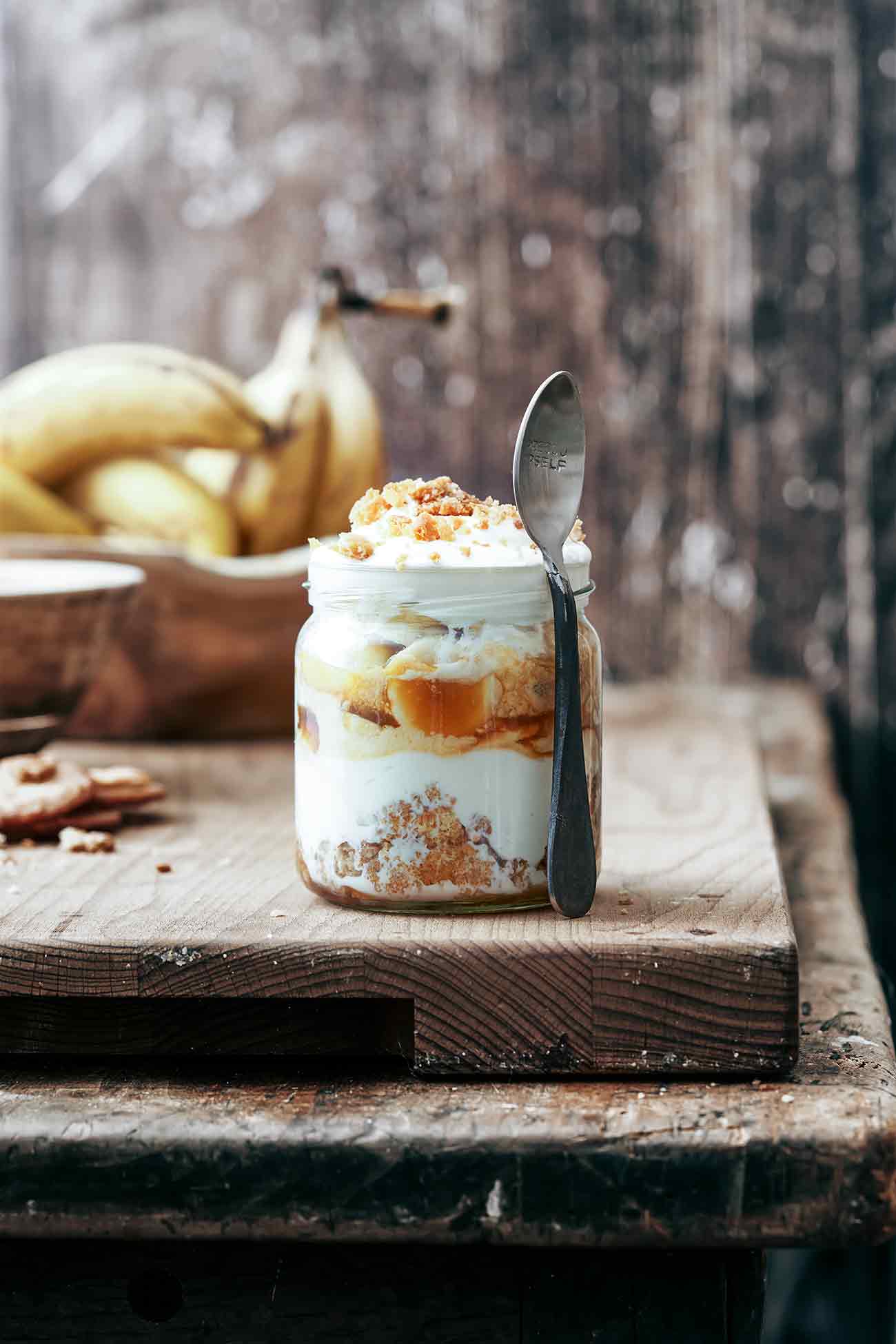 Oh mein Gott, so gut! Hergestellt aus Haferkeksen, geschichteten frischen Bananen, Sahne und hausgemachtem Karamell. Diese Creme ist ein einfacher und süßer Leckerbissen, der vor allem in den kommenden Sommertagen, wenn du auf der Suche nach einem leckeren, gekühlten Dessert bist, perfekt ist. 