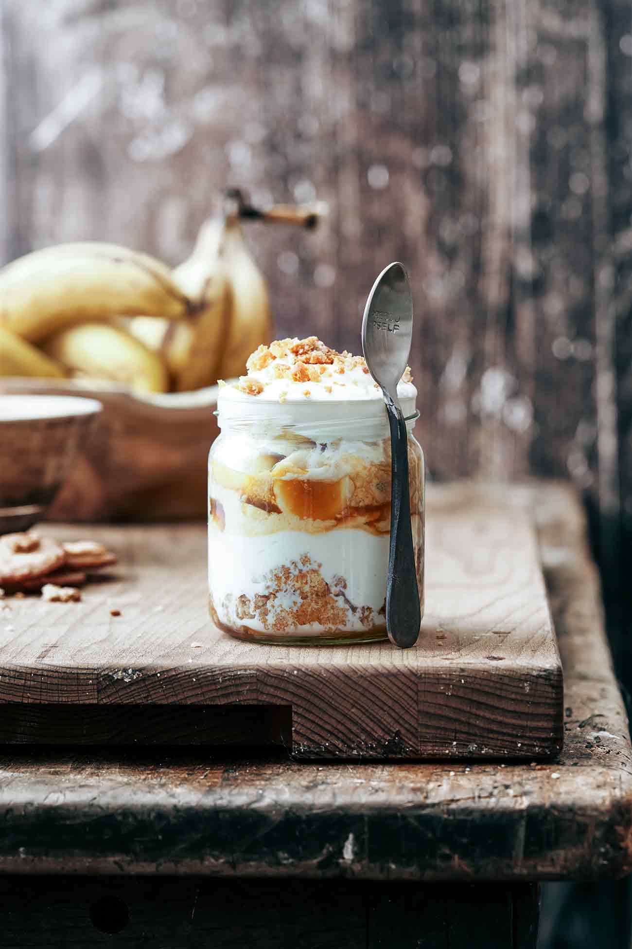 Oh mein Gott, so gut! Hergestellt aus Haferkeksen, geschichteten frischen Bananen, Sahne und hausgemachtem Karamell. Diese Creme ist ein einfacher und süßer Leckerbissen, der vor allem in den kommenden Sommertagen, wenn du auf der Suche nach einem leckeren, gekühlten Dessert bist, perfekt ist. 