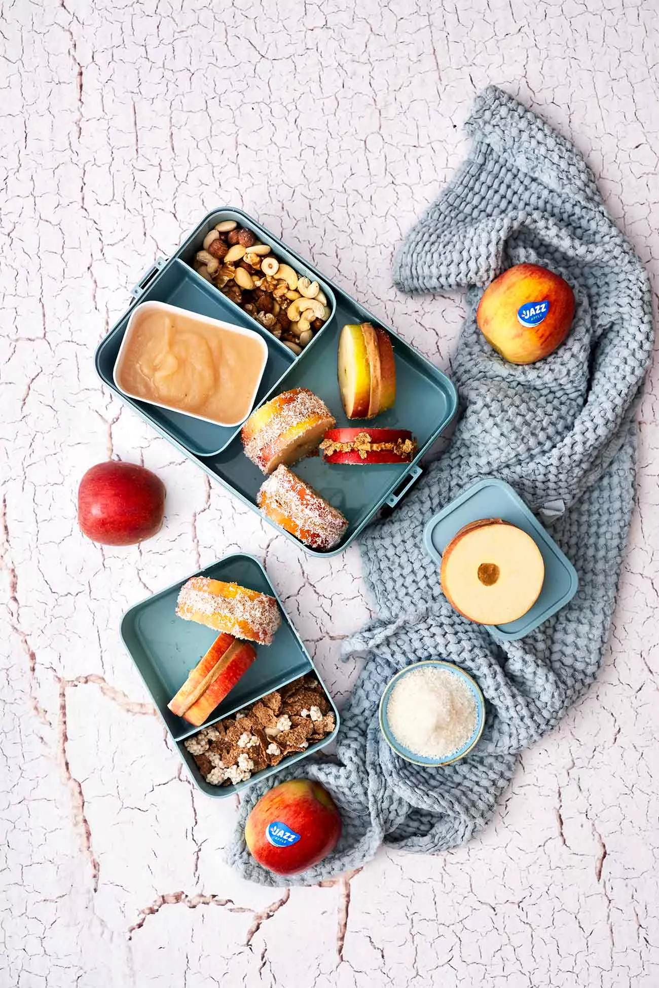 Habt ihr bei dem sonnigen Wetter auch lieber etwas kaltes und erfrischendes in eurer Brotdose als das übliche „normale“ Brot? Dann habe ich was für euch. Apfel-Sandwiches. Wir nehmen sie auch gerne mal mit, wenn es zum Picknick geht. Der fruchtige Snack, gefüllt mit Erdnussbutter, schmeckt mir eisgekühlt am besten. Also, pimpt eure Brot-und Picknickdosen für den Sommer. 