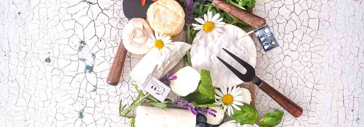 Bei mir landen sie alle auf dem Tisch: Jede Art von Ziegenkäse. Als Käse-Fan ist es doch ganz klar, dass ich fast alle Käsesorten liebe. Besonders Ziegenkäse hat es mir angetan, da er so vielfältig einsetzbar ist. Aber aus Frankreich muss er sein. Warum? Der schmeckt mir einfach am besten. Ich kann mich noch ganz genau daran erinnern, als ich das erste Mal den Südosten Frankreichs (Rhône-Alpes) bereist habe und eines Abends in einem Bauernhof-Restaurant zum Essen einkehrte. Ich bestelle eine Käseplatte, frisches Brot und ein Glas Wein. Bis dato wusste ich nicht einmal das Frankreich so ein bekanntes Ziegenkäse-Gebiet hat. Man klärte mich schnell auf, denn gerade das milde Klima und die Berglandschaft der Pyrenäen gebe dem Heu den besonderen Charakter und somit der Ziegenmilch den besonderen Geschmack. Und das schmeckt man auch. Ganz im „Frankreich-Fieber“ habe ich meine Käseplatte der französischen Flagge angeglichen. Der Selles-Sur-Cher AOP mit seiner gräulichen Färbung der Rinde (die durch das Bestäuben mit Pflanzenkohle entsteht) durfte farblich noch mit in den blauen Teil. Die anderen Käsesorten erstrahlen im hellen weiß, so dass sie das Mittelstück (und damit das Herzstück) der Käseplatte ausmachen.