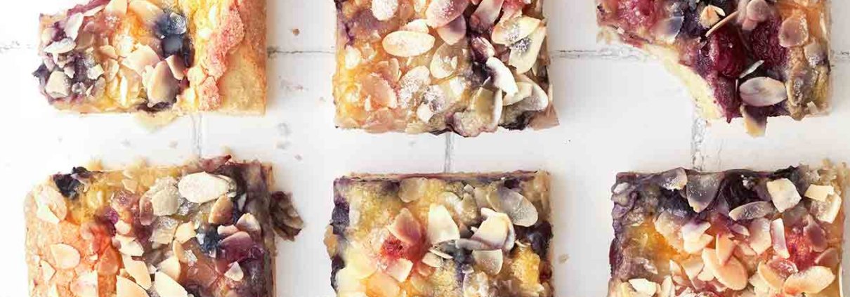 Dieser Kirsch-Blaubeer Kuchen ist der Inbegriff des Sommergenusses und so einfach zuzubereiten. Es ist mit Blaubeeren und Kirschen gefüllt und dadurch extra saftig. Kurz vor dem Backen wird der Kuchen mit Zucker bestreut, wodurch die ultimative extra süße Kruste entsteht. Köstlich und mit Sicherheit ein neuer Sommerfavorit…