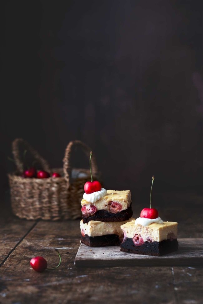 Die schönen Sommertage werden mit diesen Brownie-Kirsch-Käsekuchen noch ein bisschen süßer. Jeder Bissen dieser Brownies zergeht einfach köstlich im Mund.