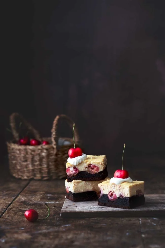 Die schönen Sommertage werden mit diesen Brownie-Kirsch-Käsekuchen noch ein bisschen süßer. Jeder Bissen dieser Brownies zergeht einfach köstlich im Mund.