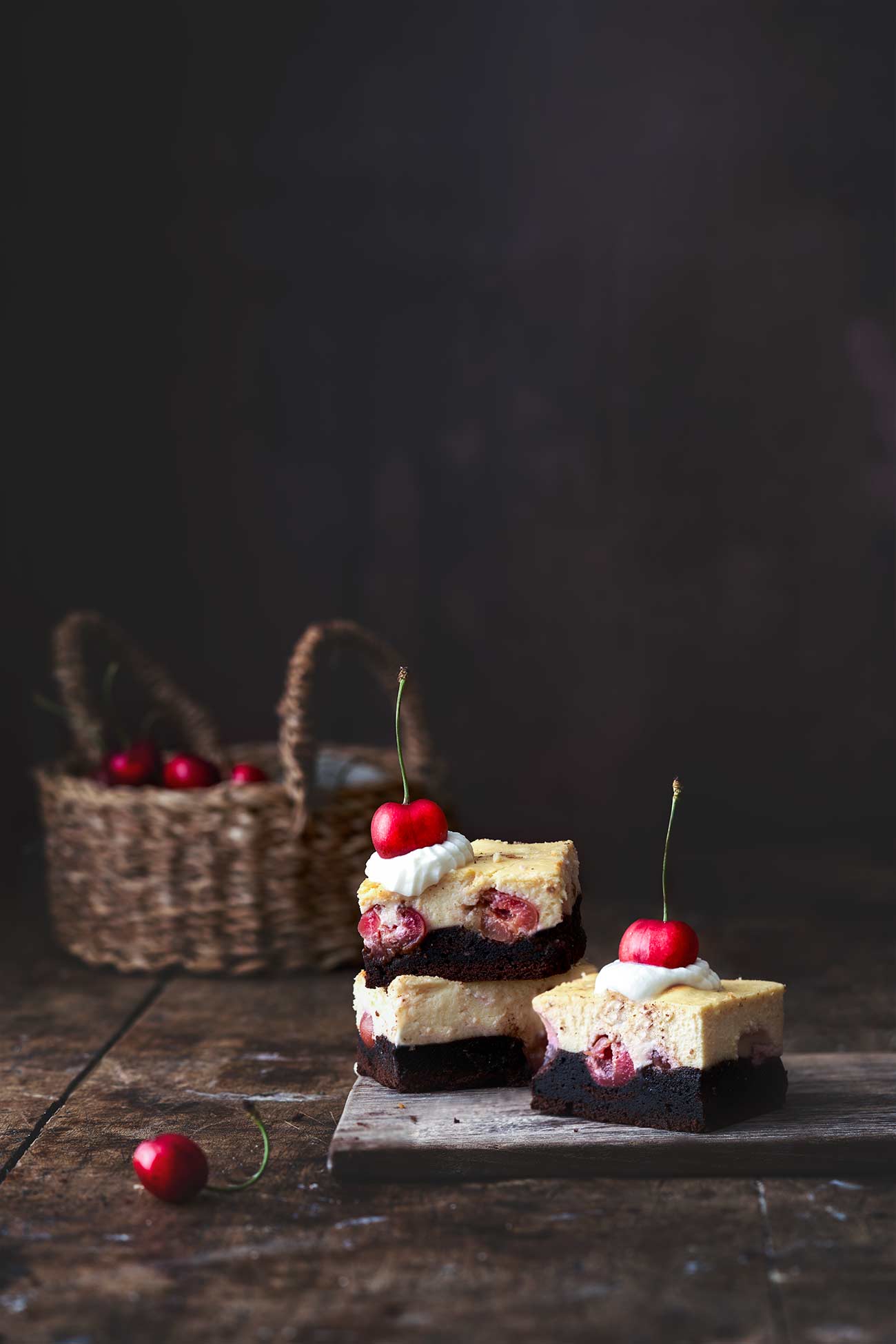 Die schönen Sommertage werden mit diesen Brownie-Kirsch-Käsekuchen noch ein bisschen süßer. Jeder Bissen dieser Brownies zergeht einfach köstlich im Mund. 