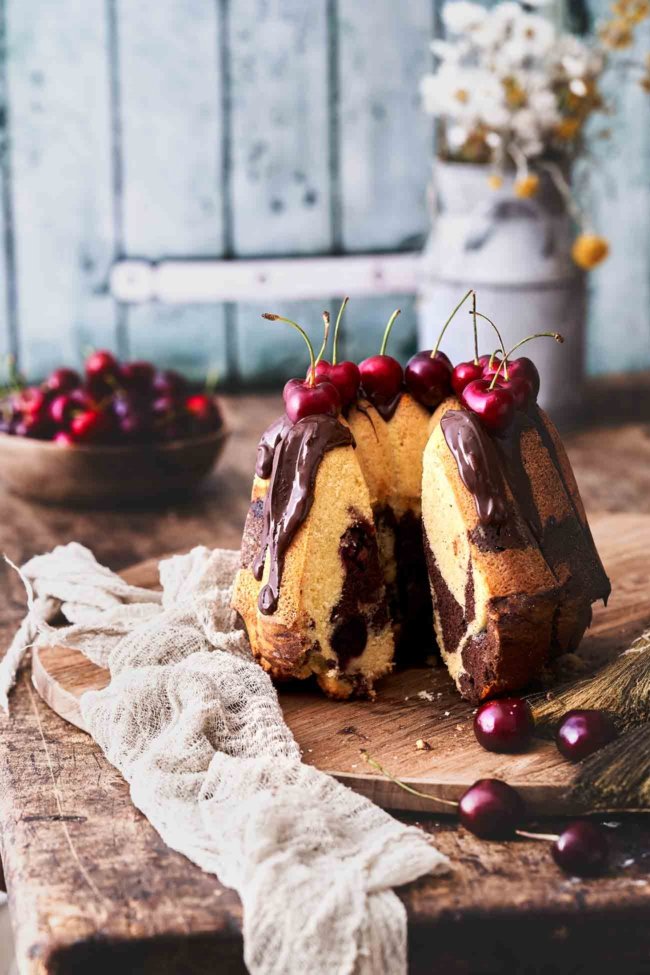 Es kann noch so warm sein, Kuchen wird bei mir trotzdem gebacken. Und dieser Gugelhupf á la Schwarzwälder Kirsch ist es einfach wert, vor dem Backofen zu schwitzen. Ich wünsche euch ganz viel Abkühlung und einen tollen Freitag.