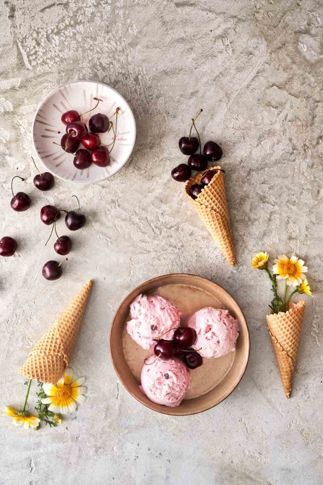 Ihr mögt das Cherry Garcia Eis von Ben & Jerry? Dann werdet ihr mein Rezept erst richtig lieben, denn es kommt ohne billige Zutaten, wie Butterreinfett, Wasser und Geliermittel aus. Also, kurze Hose an, meckern das es zu warm ist und ein großes Eis. Mein Tag.