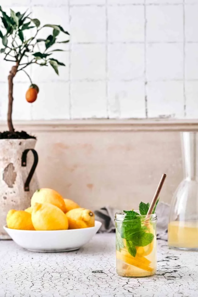 Die Temperaturen gehen in die Höhe und ich brauche eine Abkühlung nach der anderen. Da ich mich aber nicht nur von Eis ernähren kann, muss ich viel trinken. Und da Mineralwasser zwar durstlöschend ist, aber nach nix schmeckt, mache ich mir morgens eine frische Zitronenlimonade, die den ganzen Tag im Kühlschrank für mich bereit steht. Gibt zusätzlich Vitamin C und die Minze gibt den Frische-Kick. 4 Zutaten und los geht es.