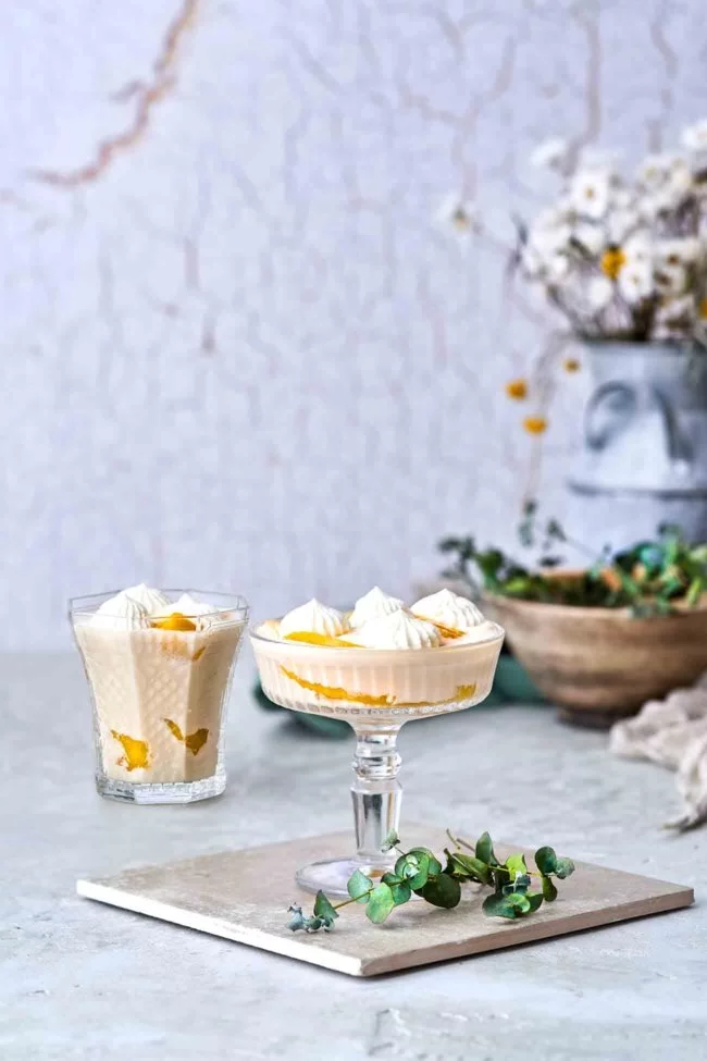 Oh mein Gott, SO GUT. Hergestellt aus Kokosmilch, getoppt mit einem Klecks Schlagsahne. Das Dessert ist ein einfacher und süßer Leckerbissen, schnell gemacht und richtig lecker.