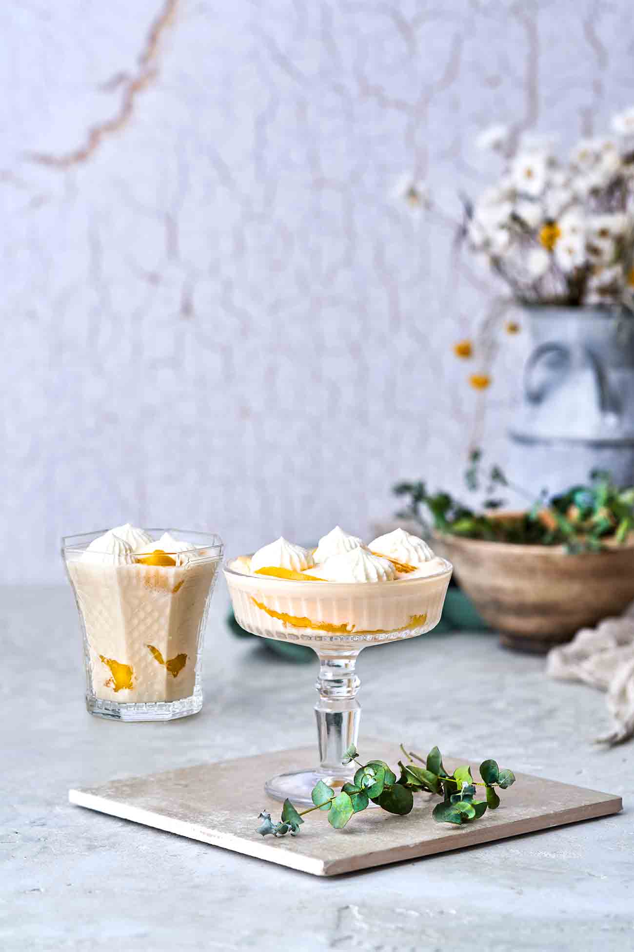 Oh mein Gott, SO GUT. Hergestellt aus Kokosmilch, getoppt mit einem Klecks Schlagsahne. Das Dessert ist ein einfacher und süßer Leckerbissen, schnell gemacht und richtig lecker. 