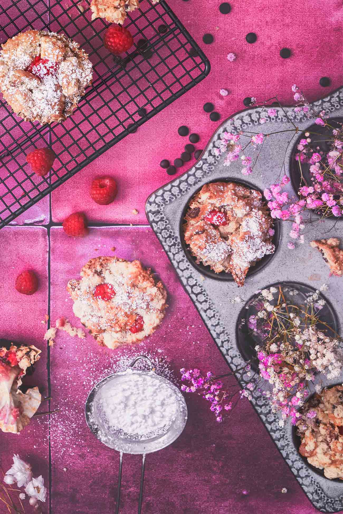 Ich bin immer für etwas zu haben, was man zwischendurch einfach mal greifen und essen kann…ohne dass es unbedingt ein Müsliriegel sein muss. Da sind die Himbeer-Muffins mit Haferflockenstreusel doch eine gute Alternative. 