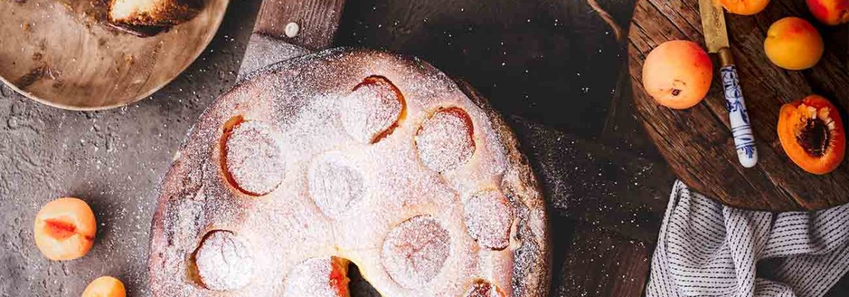 Ein cremiger Käsekuchen mit saftigen Früchten. Herrlich. Dieser wartet seit gestern auf mich und ich freue mich jetzt schon heute Mittag ein weiteres Stück zu essen. Wenn ich es mir recht überlegen, kann man schon ein Stück zum Frühstück essen, von wegen Obst und Quark und so.