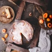 Ein cremiger Käsekuchen mit saftigen Früchten. Herrlich. Dieser wartet seit gestern auf mich und ich freue mich jetzt schon heute Mittag ein weiteres Stück zu essen. Wenn ich es mir recht überlegen, kann man schon ein Stück zum Frühstück essen, von wegen Obst und Quark und so.