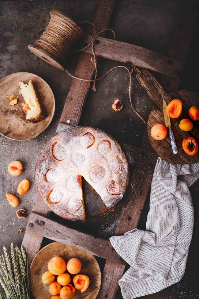 Ein cremiger Käsekuchen mit saftigen Früchten. Herrlich. Dieser wartet seit gestern auf mich und ich freue mich jetzt schon heute Mittag ein weiteres Stück zu essen. Wenn ich es mir recht überlegen, kann man schon ein Stück zum Frühstück essen, von wegen Obst und Quark und so.