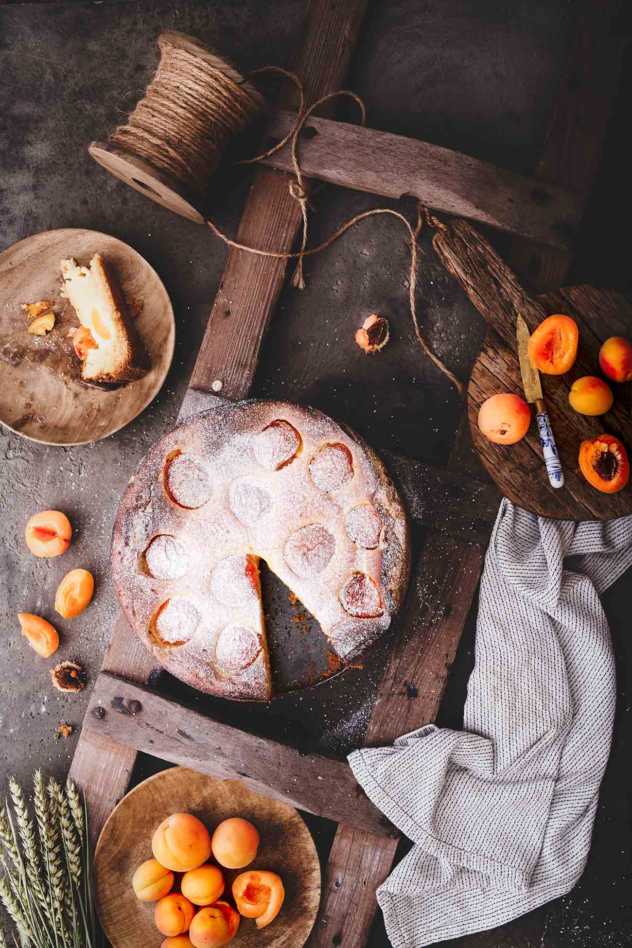 Ein cremiger Käsekuchen mit saftigen Früchten. Herrlich. Dieser wartet seit gestern auf mich und ich freue mich jetzt schon heute Mittag ein weiteres Stück zu essen. Wenn ich es mir recht überlegen, kann man schon ein Stück zum Frühstück essen, von wegen Obst und Quark und so. 