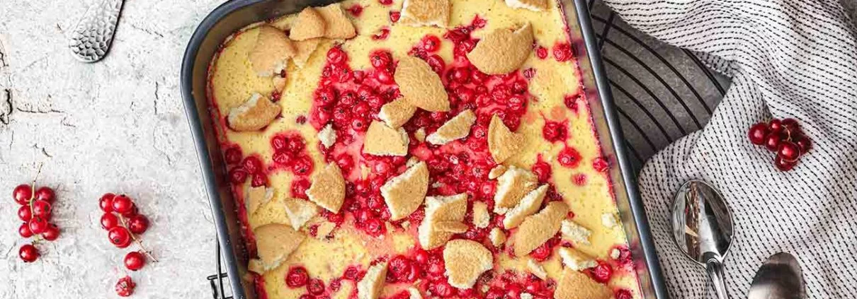 Ein Käsekuchen zum Löffeln. Sahnig, cremig und fruchtig. Für mich das perfekte Dessert im Sommer, denn der Auflauf schmeckt nicht nur lauwarm richtig gut, sondern ist auch abgekühlt ein Traum. Daher auch Picknicktauglich. Und wer nicht so auf Johannisbeeren steht, kann auch andere Beeren nehmen.