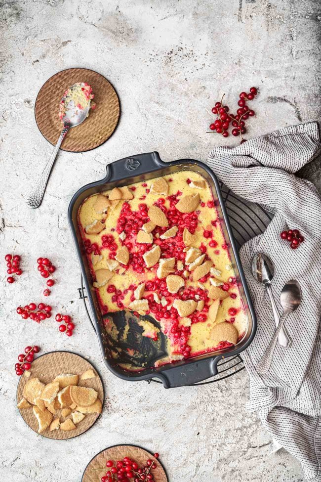 Ein Käsekuchen zum Löffeln. Sahnig, cremig und fruchtig. Für mich das perfekte Dessert im Sommer, denn der Auflauf schmeckt nicht nur lauwarm richtig gut, sondern ist auch abgekühlt ein Traum. Daher auch Picknicktauglich. Und wer nicht so auf Johannisbeeren steht, kann auch andere Beeren nehmen.