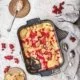 Ein Käsekuchen zum Löffeln. Sahnig, cremig und fruchtig. Für mich das perfekte Dessert im Sommer, denn der Auflauf schmeckt nicht nur lauwarm richtig gut, sondern ist auch abgekühlt ein Traum. Daher auch Picknicktauglich. Und wer nicht so auf Johannisbeeren steht, kann auch andere Beeren nehmen.