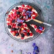 Gib mir bitte die ganzen Farben des Sommers! Ich so: JA! Frische Beeren und Sahne sind einfach ein Traum, nur mag ich manchmal die langweiligen Biskuitböden nicht. Aber jetzt habe ich endlich ein Mega-Rezept für einen passenden Kuchenboden gefunden. Mit Frischkäse und gemahlenen Haselnüssen. Also ja, Bring-on-Summer, ich bin sooo bereit!