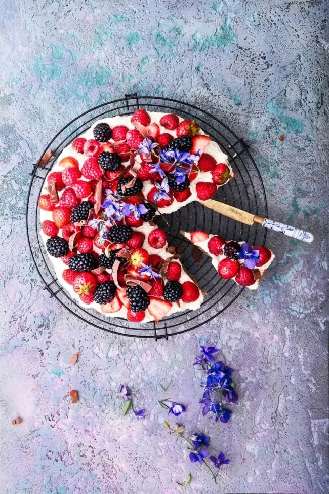 Gib mir bitte die ganzen Farben des Sommers! Ich so: JA! Frische Beeren und Sahne sind einfach ein Traum, nur mag ich manchmal die langweiligen Biskuitböden nicht. Aber jetzt habe ich endlich ein Mega-Rezept für einen passenden Kuchenboden gefunden. Mit Frischkäse und gemahlenen Haselnüssen. Also ja, Bring-on-Summer, ich bin sooo bereit!