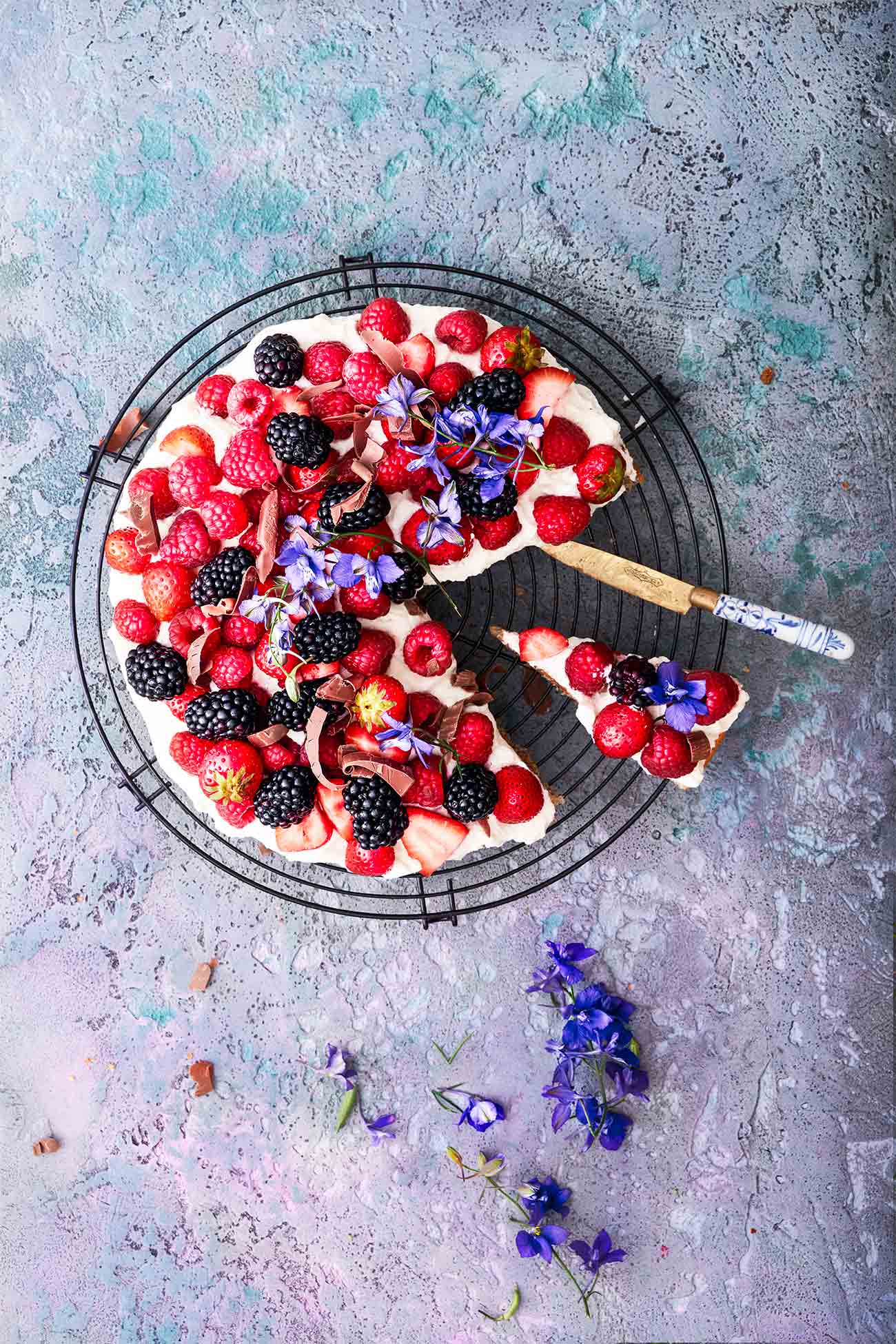 Gib mir bitte die ganzen Farben des Sommers! Ich so: JA!  Frische Beeren und Sahne sind einfach ein Traum, nur mag ich manchmal die langweiligen Biskuitböden nicht. Aber jetzt habe ich endlich ein Mega-Rezept für einen passenden Kuchenboden gefunden. Mit Frischkäse und gemahlenen Haselnüssen.  Also ja, Bring-on-Summer, ich bin sooo bereit!