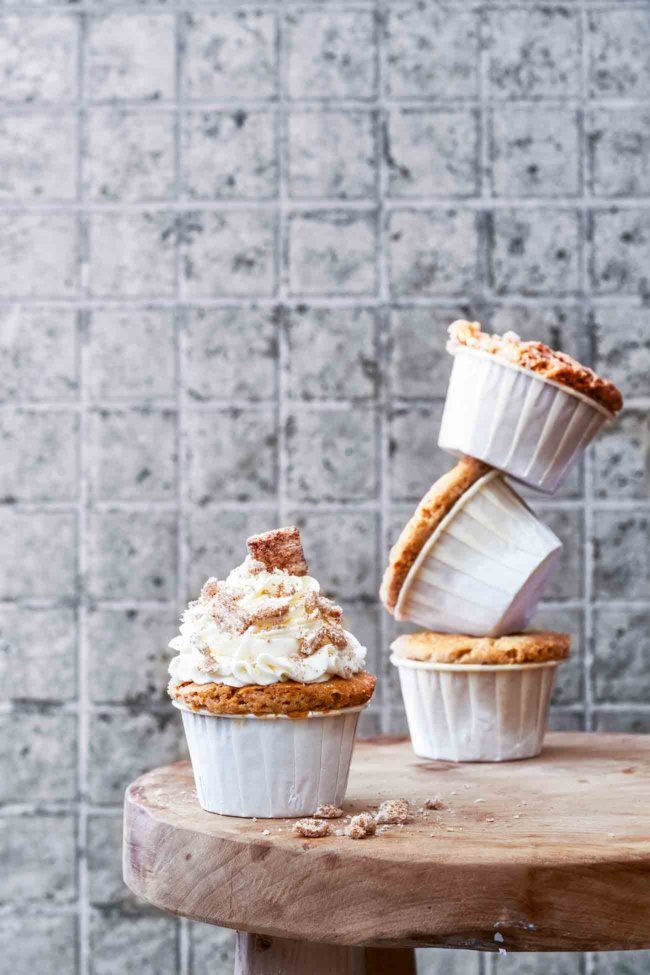 Bei uns hat der Sommer eine kleine Pause eingelegt und anstatt in meinen neuen Sandalen über das Feld zu spazieren, rutsche ich mit ihnen wie auf einer Wasserrutsche durch den nassen Matsch. Zeit für Muffins. Ganz knusprige Zimt-Muffins. Mit Mini-Zimt Cerealien aka Cini Minis…