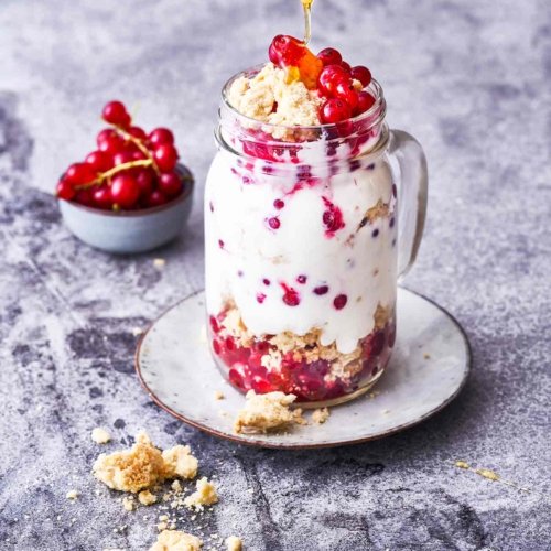 Vanillequark mit marinierten Johannisbeeren und Streuseln - Patrick ...