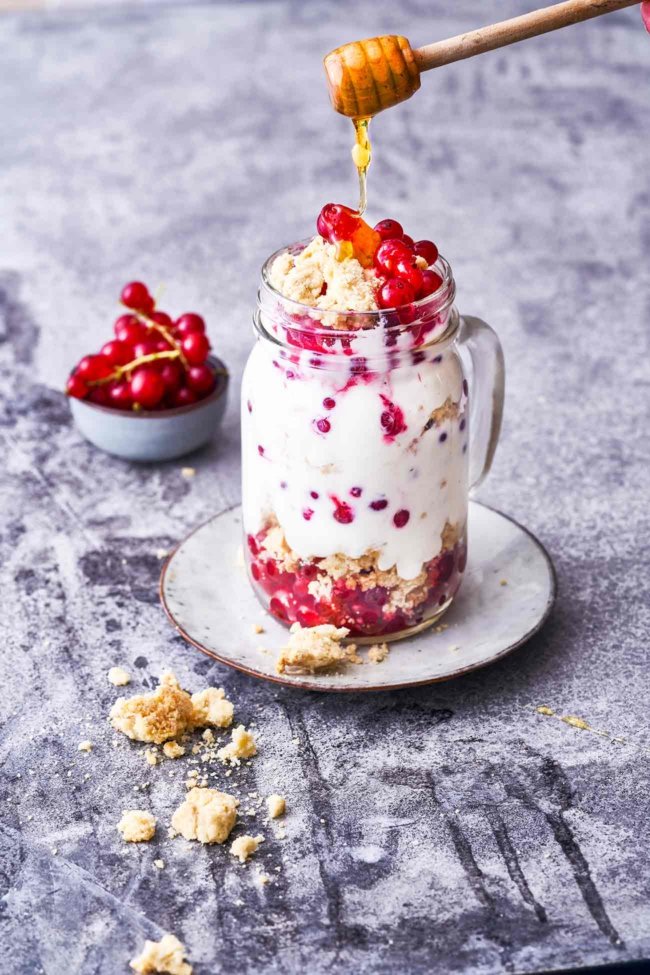 Ich dachte, dieses Johannisbeer-Dessert wäre perfekt für heute. Ein WIRKLICH einfaches Dessert mit gebackenen Streuseln, frisch und fruchtig. Natürlich im Glas, so wie ich es am liebsten mag.