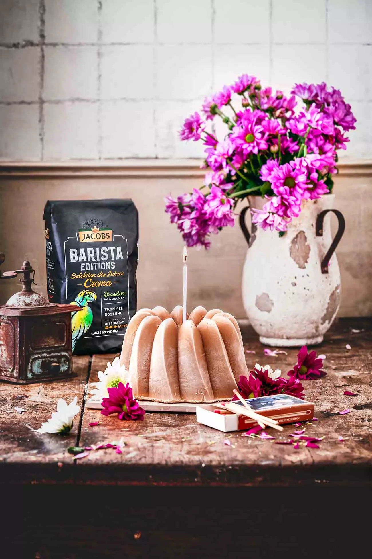 Dieser Eis-Gugelhupf ist ein perfektes Beispiel dafür, dass man mit wenigen Zutaten etwas Tolles auf den Tisch bringen kann. Es kommt eben auf die gute Qualität der einzelnen Produkte an. Gerade bei Kaffee bin ich sehr wählerisch, daher bin ich auch ein ganz schlechter „Außer-Haus“ Kaffeetrinker, da ich meinen Kaffee am liebsten pur mag und so den Geschmack mit Zucker und Milch nicht verfälschen kann. Die Ausnahme mache ich aber gern bei kalten Sommer-Drinks mit Kaffee.  Bei einem Eiskaffee, zum Beispiel, mag ich es wenn man die Kaffeenote noch ganz leicht zwischen all den anderen Zutaten herausschmeckt und die Bohne eine leichte Nuss- oder Karamellnote enthält