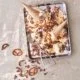 Für selbst gemachtes Eis benötigst du als Basis gerade mal 5 Zutaten. Und wenn das leckerste Vanilleeis fertig ist, dann kannst du deiner Kreativität freien Lauf lassen. Die Kombination aus Schokolade, Karamellsoße und salzigen Brezeln ist einfach der Knaller. Bei mir km direkt die ganze Portion auf dem Tisch und alle durften zugreifen….