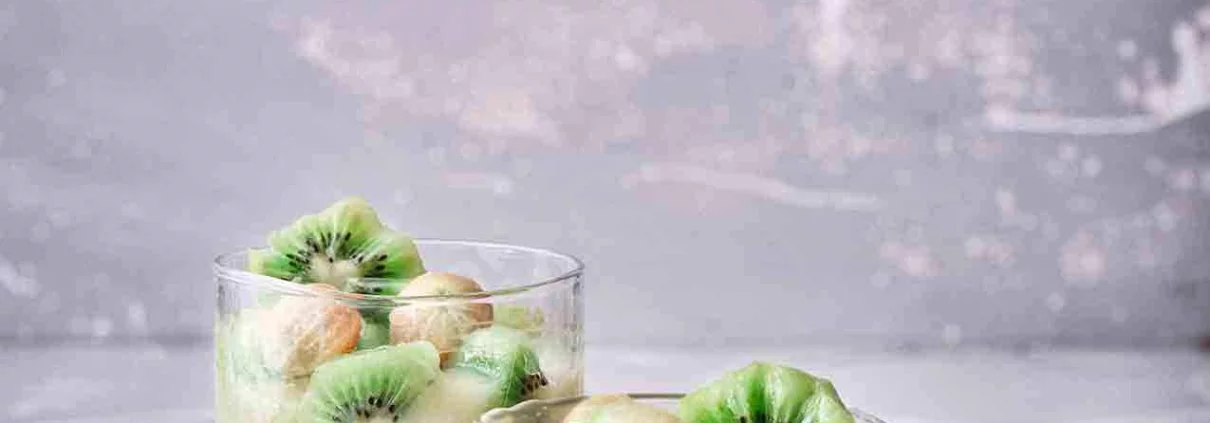 Wie ihr seht, seht ihr genau 2 Gläser der grünen Grütze. Eigentlich ist das Rezept aber für 4 Gläser gedacht. Aber ich muss ehrlich zugeben, dass ich, nachdem ich den ersten Löffel aus dem Topf genascht habe, nicht mehr aufhören konnte. Normalerweise habe ich mich da im Griff und bleibe brav, bis die ersten Fotos geshootet sind. Eigentlich. Warm schmeckt die grüne Grütze nämlich auch richtig lecker. Tja, und am Ende waren es nur noch 2. Lecker war es.