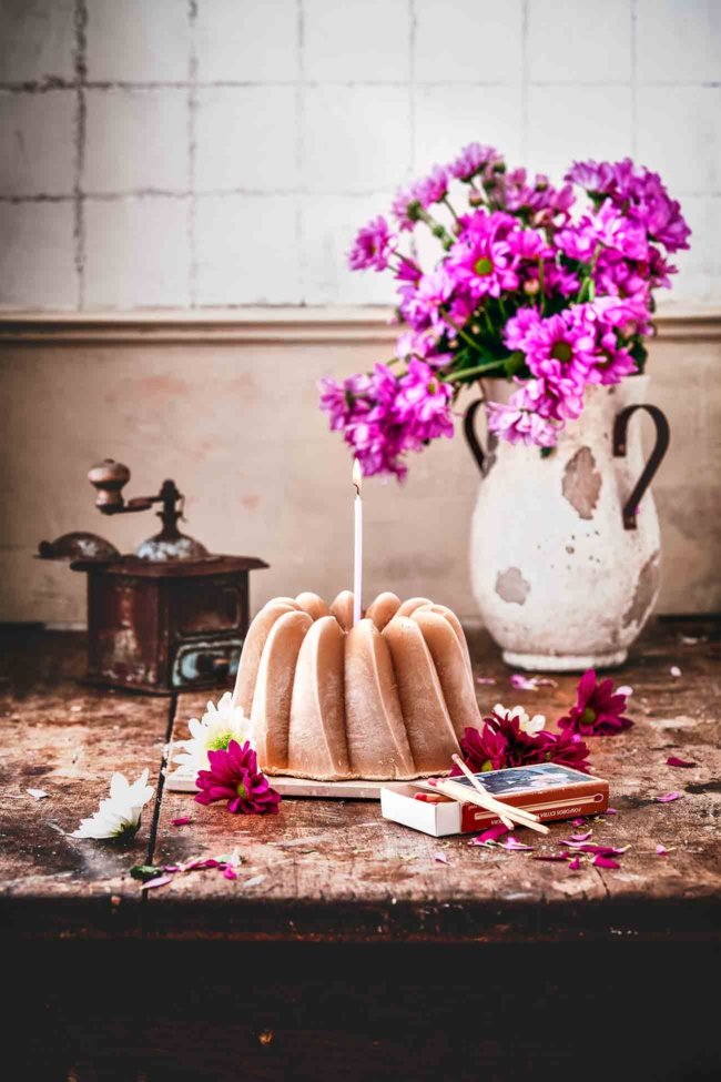 In der warmen Jahreszeit einen eiskalten Eiskaffee zu genießen, gehört für mich ebenso zum Sommer wie auch eine Menge Eis zu verdrücken. Und siehe da…ein Eiskaffe-Eis Gugel vereint einfach beides. Ein perfekter „Kuchen“ für jedes Sommer-Geburtstagskind. Und für den Geburtstag nur das Beste: Daher habe ich einen ganz besonderen Kaffee meines Partners Jacobs gewählt. Die Bohnen der Jacobs Barista Editons Selektion des Jahres enthalten 100 % Arabica Bohnen aus Brasilien mit einer leicht nussigen Note.