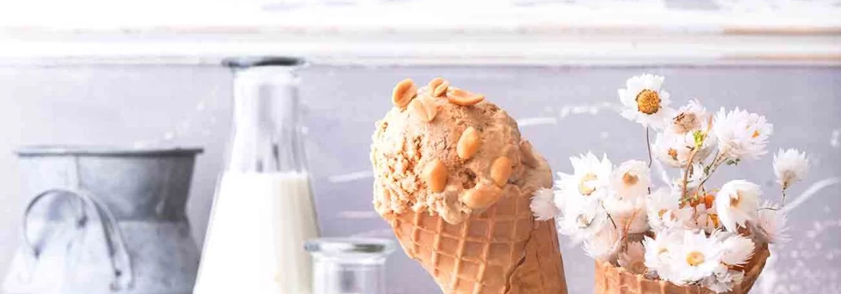 Erdnussbutter-Bananen Eiscreme Sommerzeit ist Eiszeit. Bei mir fast täglich, denn ich liebe Eis. In allen Variationen. Nur langweilig darf es nicht sein. Also, Vanille, Schokolade und Erdbeere? Fehlanzeige. Bei mir kommen die leckersten Kreationen in die Eismaschine. Mein neuer Helfer? Das ist die Krups Perfect Mix, die 1 Liter Eis zubereiten kann. Und das zuverlässig! Ich finde ja auch, dass sie einfach hübsch aussieht und sich fast in das Foto-Setting wie selbstverständlich intergiert. Ein Eis-Modell eben. Aber jetzt zum leckeren Eis-Rezept. LINK Zutaten für ca. 1 Liter 100 g gesalzene Erdnüsse 200 g Erdnussbutter, crunchy 400 ml Sahne 400 ml Kondensmilch 80 g Zucker 2 Bananen Den Kessel der Eismaschine für ca. 12 Stunden (mind. - 20 °C) einfrieren Erdnüsse fein hacken Sahne steif schlagen, Bananen zerdrücken Kondensmilch, Bananen, Zucker und Erdnussbutter verrühren Erdnüsse und Sahne unterheben Die fertige Eismasse in die Eismaschine geben und ca. 45 Minuten cremig rühren Die Eiscreme in eine Form geben und für ca. 1 Stunde erneut in den Froster geben