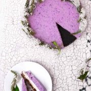 Das Wochenende steht langsam an und da darf es doch ein Kuchen sein, oder? Der schönste und einfachste Blueberry Lemon Cake, den ich kenne. Genau das, was ihr am Wochenende braucht. Der Boden aus Mandeln und Nüssen und eine Füllung aus Quark und frischen Beeren und einem Hauch von Zitrone. Bonus? Er ist einfacher zu machen, als ihr denkt, und so hübsch ... mit sehr wenig Aufwand. Da braucht ihr nicht einmal einen Backofen.