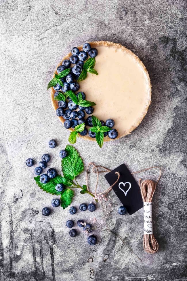 Um ehrlich zu sein, hatte ich vor Panna Cotta immer ziemlichen Respekt, da es als Dessert immer so fancy und elegant aussieht. Aber ihr wisst es ja, es ist wirklich das einfachste Dessert der Welt. Als Kuchenfüllung daher perfekt. Der Boden besteht aus Zitronenwaffeln. Das werde ich jetzt öfter machen, denn das schmeckt mir viel besser als einen Keksboden aus Butterkeksen zu machen.