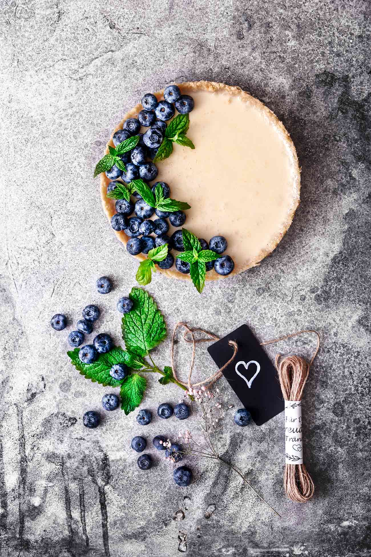 Um ehrlich zu sein, hatte ich vor Panna Cotta immer ziemlichen Respekt, da es als Dessert immer so fancy und elegant aussieht. Aber ihr wisst es ja, es ist wirklich das einfachste Dessert der Welt. Als Kuchenfüllung daher perfekt. Der Boden besteht aus Zitronenwaffeln.  Das werde ich jetzt öfter machen, denn das schmeckt mir viel besser als einen Keksboden aus Butterkeksen zu machen. 