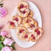 Wer hat Lust auf Pudding-Brezeln? Ich eigentlich sehr oft. Aber auf Teig kneten habe ich manchmal so gar keine Lust. Und braucht man wirklich backfeste Puddingcreme dazu? Also musste ich es ausprobieren, wie denn die Pudding-Brezeln werden, wenn ich sie aus fertigem Blätterteig mache und mit ganz normalem Vanillepudding fülle. Eines kann ich verraten: Sie werden köstlich.