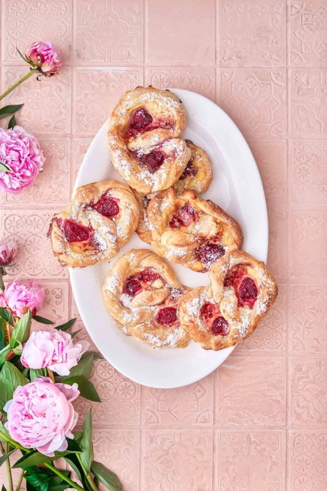 Wer hat Lust auf Pudding-Brezeln? Ich eigentlich sehr oft. Aber auf Teig kneten habe ich manchmal so gar keine Lust. Und braucht man wirklich backfeste Puddingcreme dazu? Also musste ich es ausprobieren, wie denn die Pudding-Brezeln werden, wenn ich sie aus fertigem Blätterteig mache und mit ganz normalem Vanillepudding fülle. Eines kann ich verraten: Sie werden köstlich.