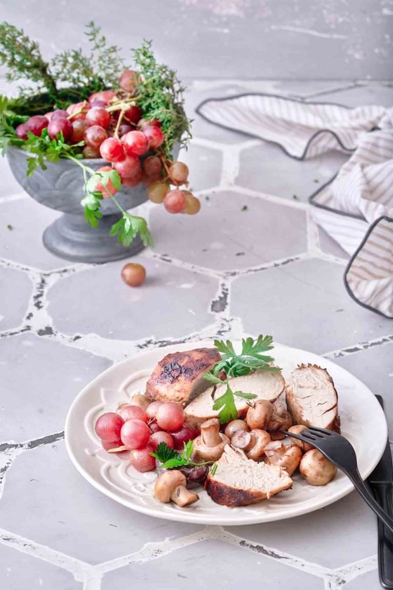 Saftige Knoblauch-Kräuter-Putenbrust mit roten Trauben aus dem Ofen ...