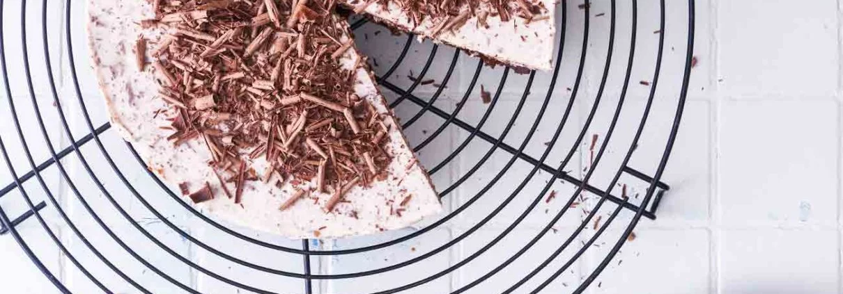 Ein feines kleines Törtchen kommt jetzt. Sahnig mit knackigen Schokoladenstückchen, ganz ohne Backofen. Ein Törtchen was einfach jeder mag.