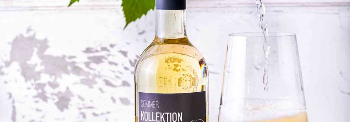 Was passiert, wenn sich zwei kreative Köpfe zusammentun und einen Wein auf den Markt bringen wollen, der den Sommer 2021 mit all seinen Facetten beinhalten soll? Ein Wein mit wenig Säure sollte es werden, mit leichten Aromen von Zitrone und grünem Apfel und einen Duft von Pfirsich und Passionsfrucht. Dazu noch in Bio-Qualität, vegan und regional. Fast unmöglich. Aber wenn Mara von Life is full of goodies und ich uns etwas in den Kopf gesetzt haben, dann wird selbst das Unmögliche möglich. So machten wir uns vor vielen Monaten auf die Suche nach einem kleinen Weingut und wurden schließlich in einem kleinen Dorf in den Hügeln Rheinhessens fündig. Dort befindet sich das 200 Jahre alte Weingut der Familie Bernhard Räder, die ihren Weinberg biologisch bewirtschaften.
