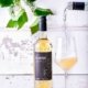 Was passiert, wenn sich zwei kreative Köpfe zusammentun und einen Wein auf den Markt bringen wollen, der den Sommer 2021 mit all seinen Facetten beinhalten soll? Ein Wein mit wenig Säure sollte es werden, mit leichten Aromen von Zitrone und grünem Apfel und einen Duft von Pfirsich und Passionsfrucht. Dazu noch in Bio-Qualität, vegan und regional. Fast unmöglich. Aber wenn Mara von Life is full of goodies und ich uns etwas in den Kopf gesetzt haben, dann wird selbst das Unmögliche möglich. So machten wir uns vor vielen Monaten auf die Suche nach einem kleinen Weingut und wurden schließlich in einem kleinen Dorf in den Hügeln Rheinhessens fündig. Dort befindet sich das 200 Jahre alte Weingut der Familie Bernhard Räder, die ihren Weinberg biologisch bewirtschaften.