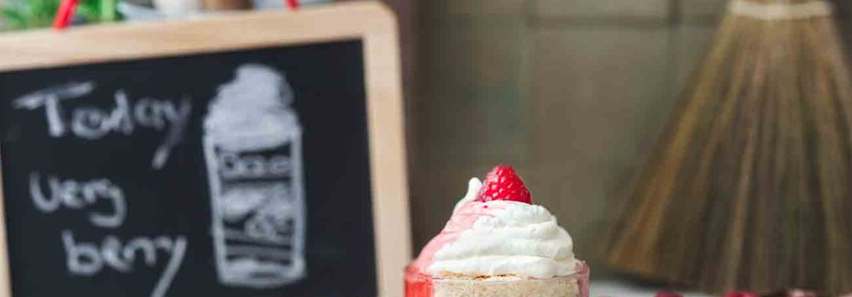 Der Rezeptname. Er ist lang, ich weiß, aber ihr müsst wissen, dass ich mich so sehr bemüht habe, all das Leckere, was dieses Dessert ausmacht, in eine Überschrift zu packen. Es ist schneller gemacht als gedacht und manchmal, wenn es so richtig schnell gehen muss, kaufe ich einfach einen fertigen Biskuitboden.