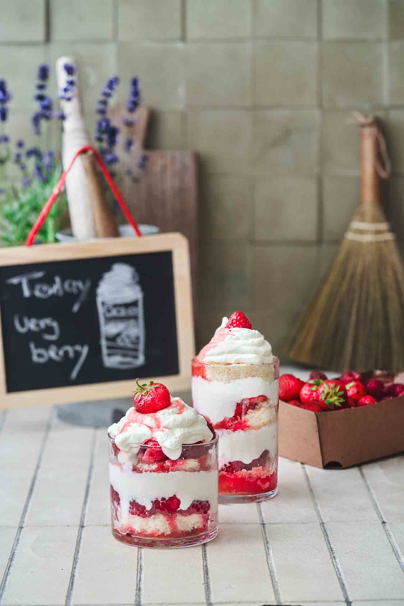 Beeren-Dessert mit weißer Joghurt-Schokoladencreme und fluffigem ...