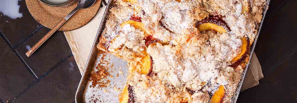 Pfirsich und Passionsfrucht. Was für eine Kombination. Hey, es ist Sommer! Man muss kein erfahrener Bäcker sein, um diesen köstlich einfachen Blechkuchen zu backen. Minimaler Aufwand. Ich liebe ihn noch lauwarm mit einer Kugel Eis oder einem Klecks Vanillesoße.