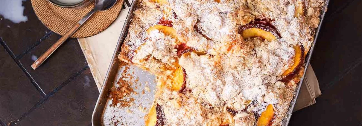 Pfirsich und Passionsfrucht. Was für eine Kombination. Hey, es ist Sommer! Man muss kein erfahrener Bäcker sein, um diesen köstlich einfachen Blechkuchen zu backen. Minimaler Aufwand. Ich liebe ihn noch lauwarm mit einer Kugel Eis oder einem Klecks Vanillesoße.